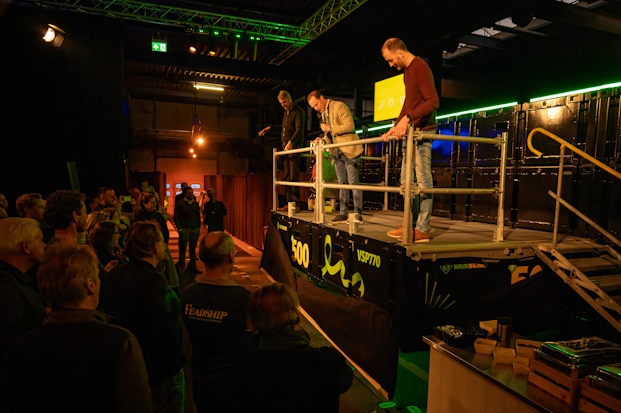 Presentatie van het 500e VSP770-ponton door pontonspecialisten Nico Kempen, Henk Plomp en commercieel manager Bastiaan Hulsbos.